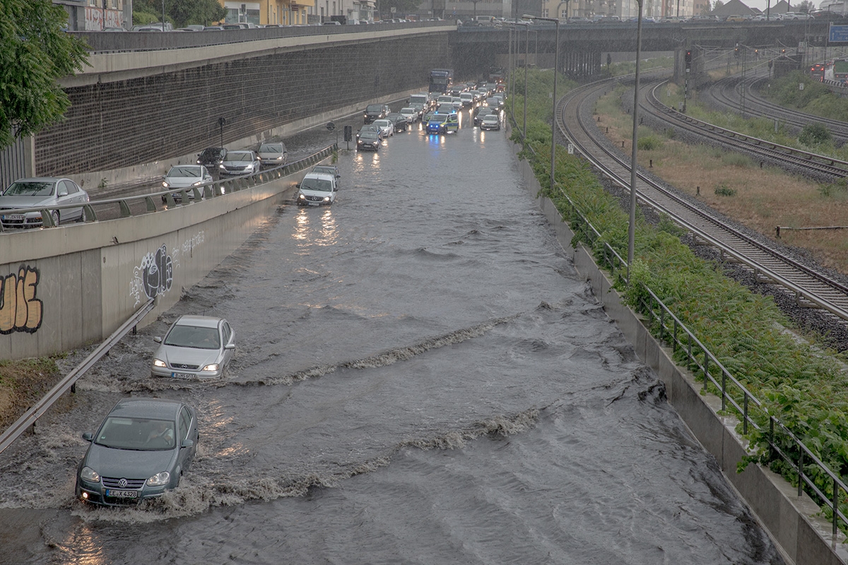 Nach Starkregen ist die A 100 in Berlin überflutet, 26. Juni
