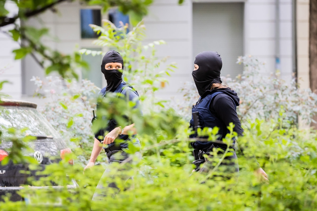Polizistinnen kommen von einer Hausdurchsuchung bei Mitgliedern der Letzten Generation in Berlin-Kreuzberg am 24. Mai