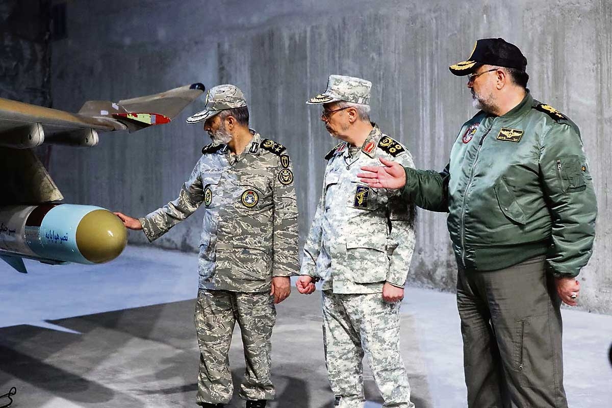 Vertreter der Armeeführung zeigen den neu errichteten unterirdischen Luftwaffenstützpunkt Oghab 44 an einem geheimen Ort im Iran, 7. Februar