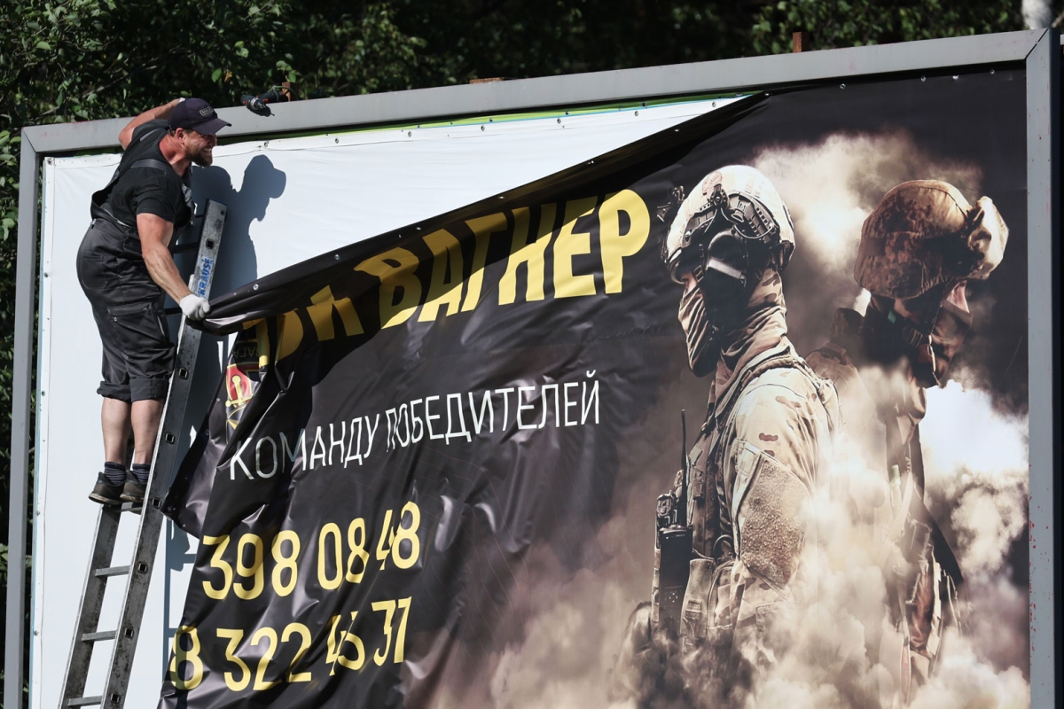 Am Rande einer Autobahn bei Sankt Petersburg wird ein Werbeplakat der Wagner-Söldner entfernt, 24. Juni