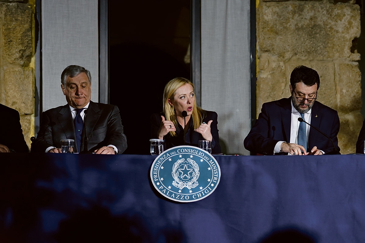 Antonio Tajani, Giorgia Meloni und Matteo Salvini (v. l.) bei einer Pressekonferenz am 9. März