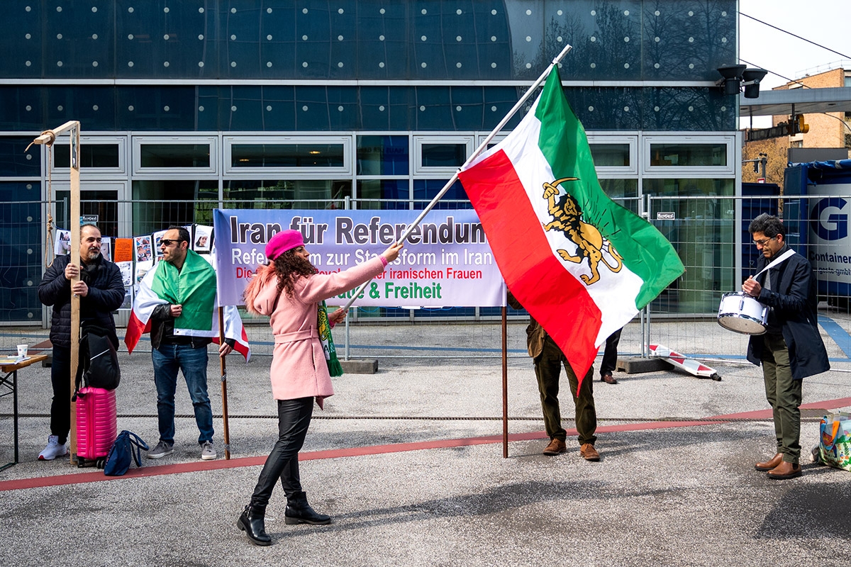 Gegner des Islamischen Zentrums Hamburg bei einer Kundgebung vor dem Hamburger Verwaltungsgericht am 28. April