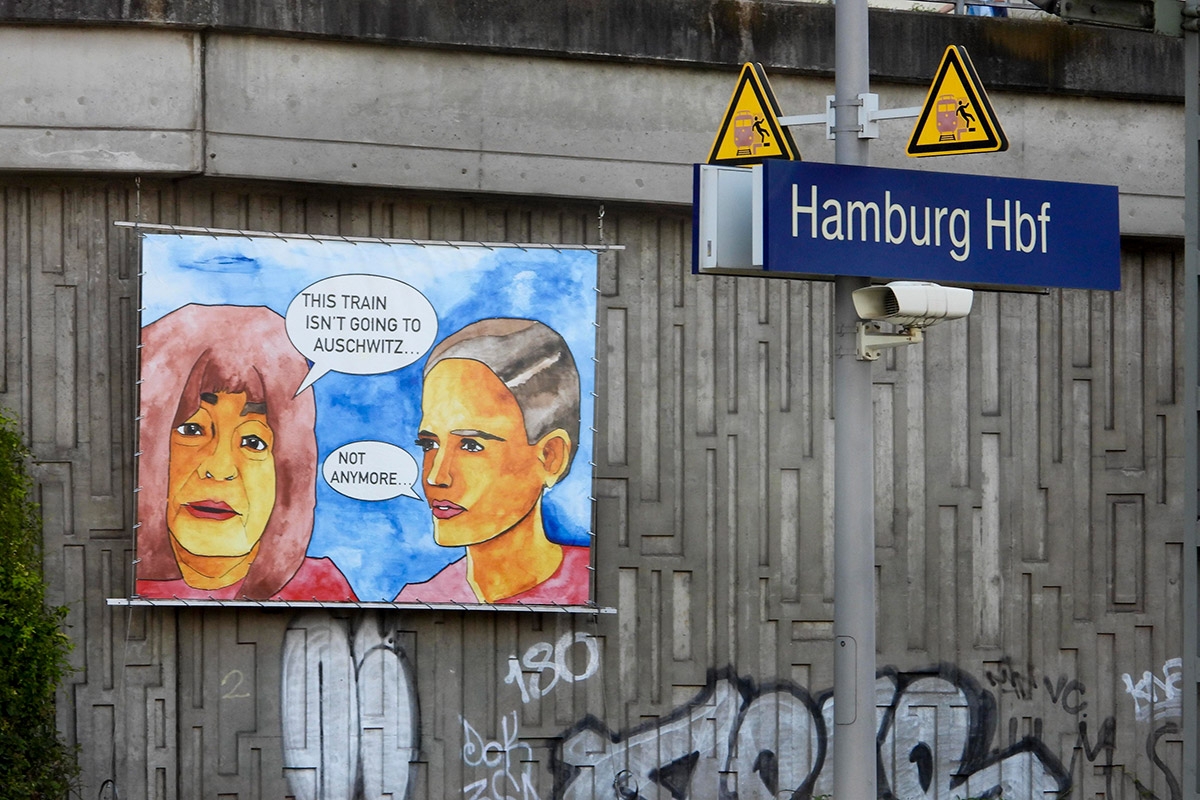 Bild der Malerin Yohana Hirschfeld im Juli 2022 im Hamburger Hauptbahnhof