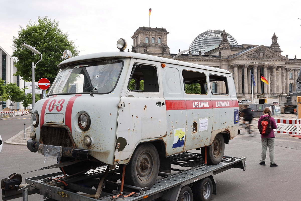 Ein von russischen Besatzern zerschossener ukrainischer Rettungswagen wird am 5. Juli vor dem Reichstagsgebäude als Mahnmal ausgestellt