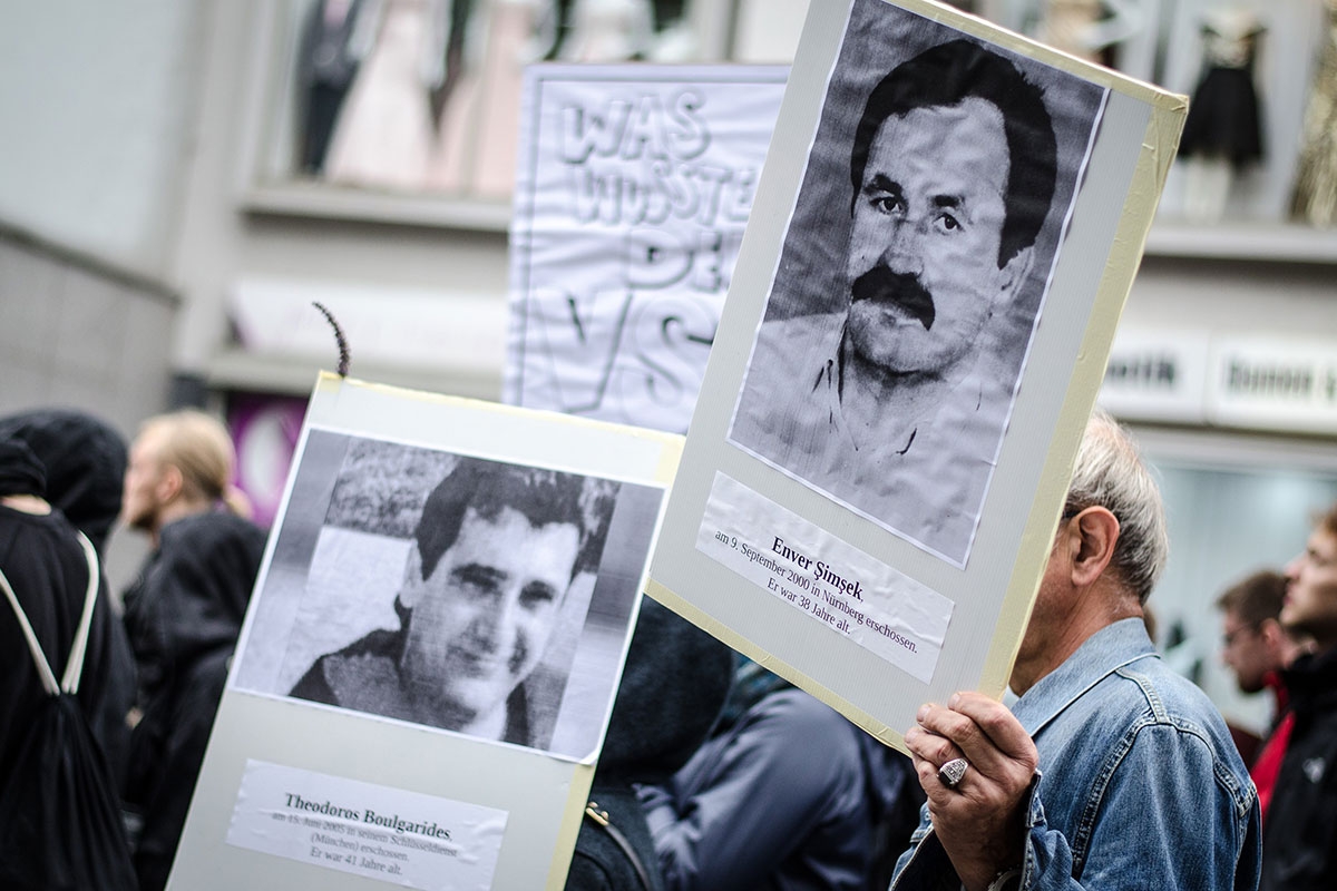 Gedenkschilder für Enver Şimşek und Theodoros Boulgarides bei der Demo »5 Jahre NSU-Prozess: Kein Schlussstrich«, 11. Juli 2018 in Hannover