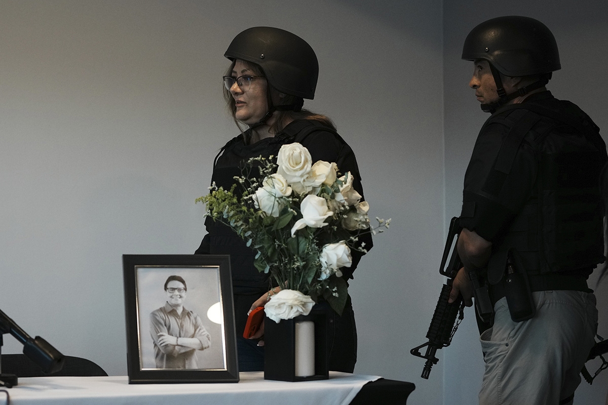 Verónica Sarauz, die Witwe des erschossenen Fernando Villavicencio, bei einer Pressekonferenz in Quito, 12. August