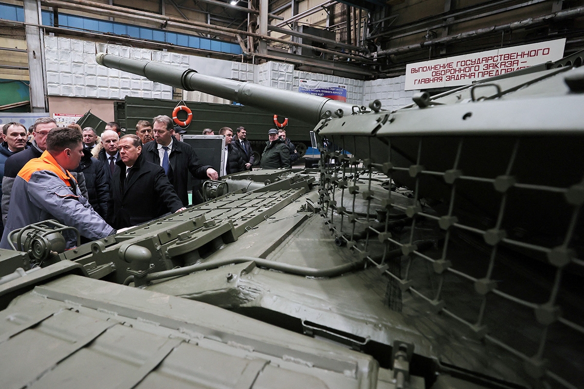 Medwedjew besucht eine Maschinenfabrik in Omsk