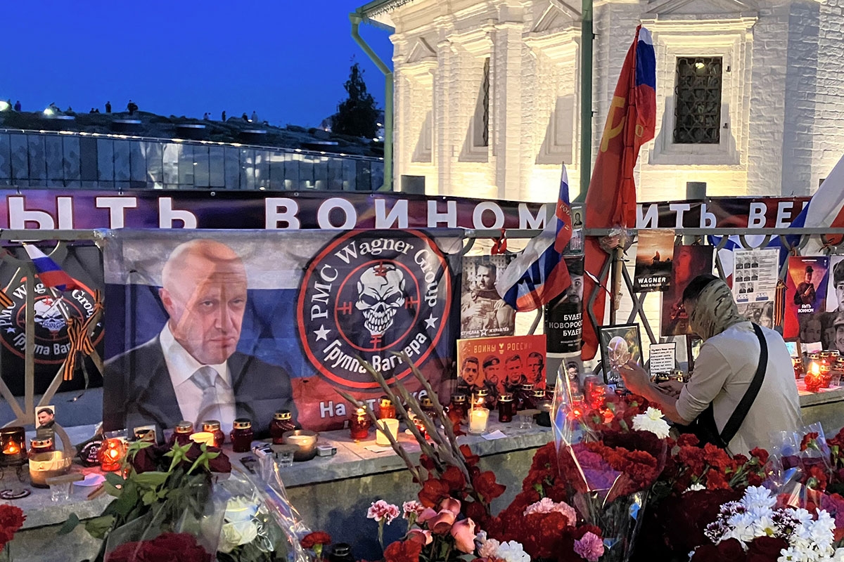  Am Montag legten in Moskau Menschen Blumen für den getöteten Wagner-Chef Prigoschin nieder