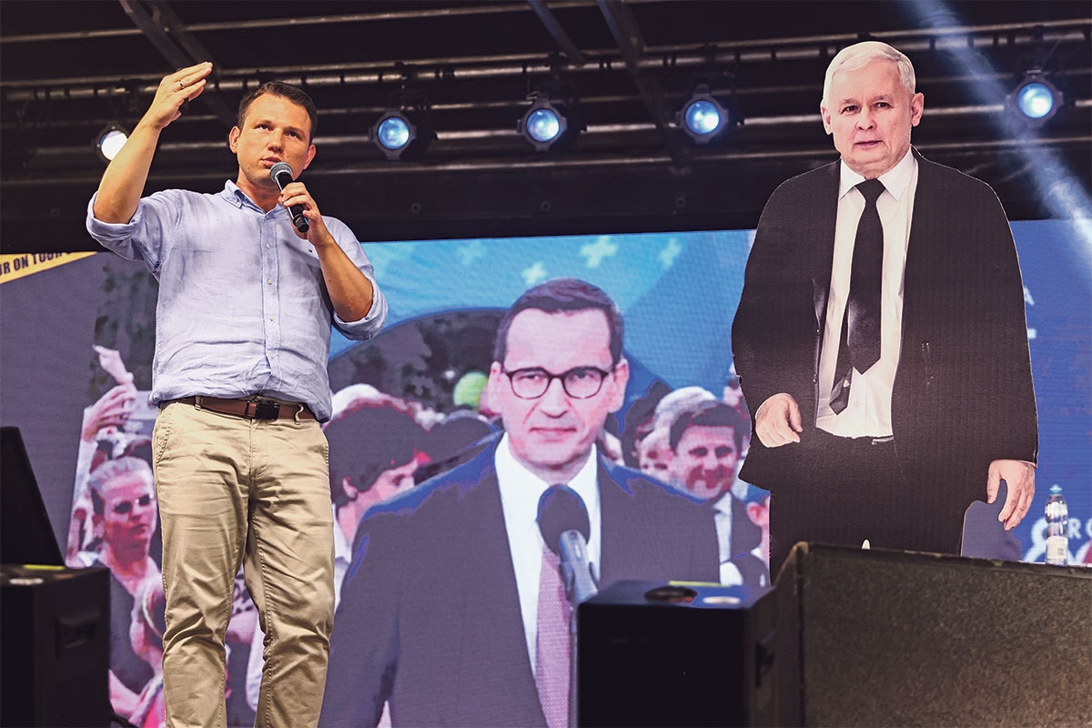 Sławomir Mentzen von der rechtsextremen Konfederacja neben einem Pappaufsteller des PiS-Vorsitzenden Jarosław Kaczyński