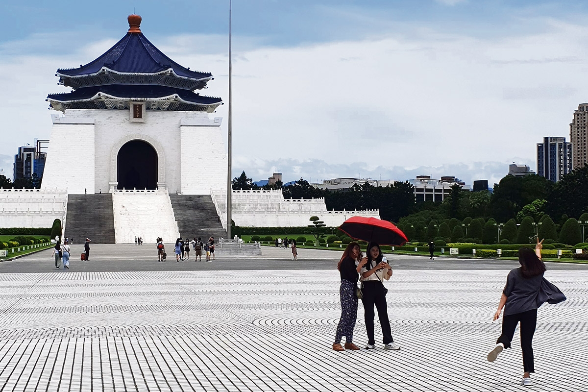 Teenager auf dem Freiheitsplatz in Taipeh mit der Chiang-Kai-shek-Gedächtnishalle im Hintergrund