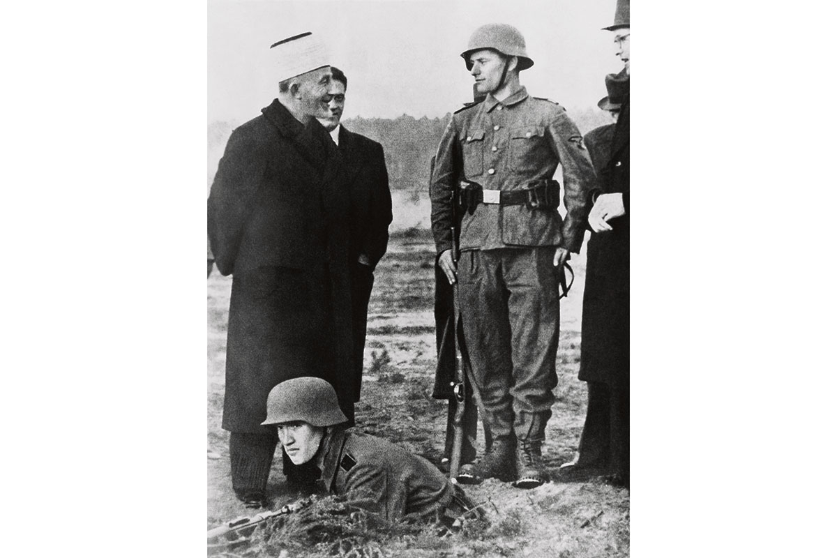 Amin al-Husseini mit Truppen eines SS-Totenkopfverbands im Zweiten Weltkrieg