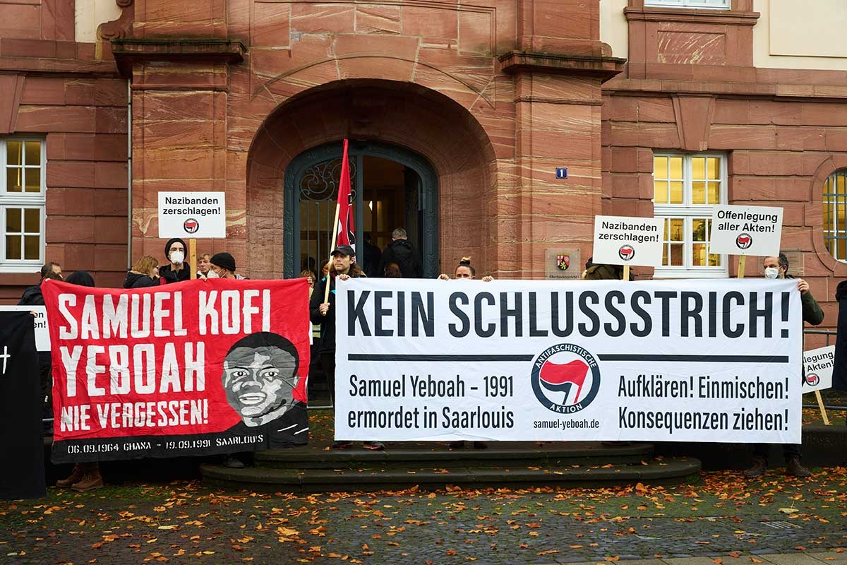 Die Antifa ist drangeblieben. Demonstranten vor dem Eingang des Oberlandesgerichts in Koblenz im November 2022