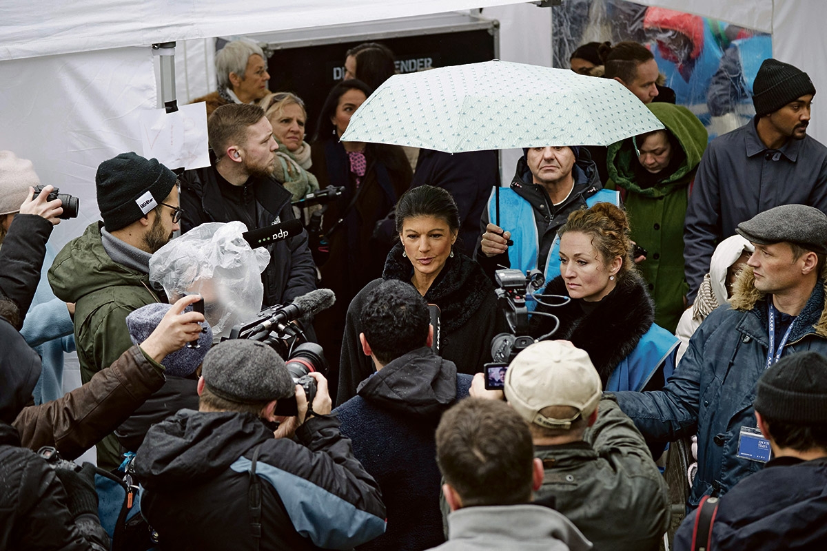 Zumindest die Medien stehen nach wie vor Schlange. Sahra Wagenknecht bei der Demonstration »Rüstungswahnsinn stoppen« in Berlin, 25. November