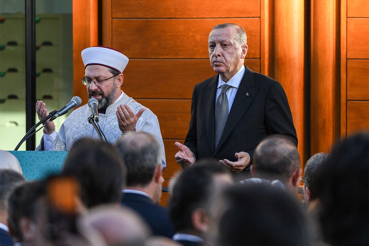 Recep Tayyip Erdoğan, Präsident der Türkei, betet mit Imam Ali Erbaş, dem Vorsitzenden der Diyanet