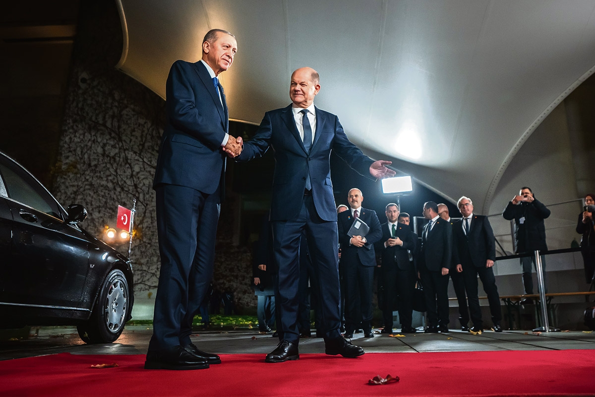 Hier entlang. Der türkische Präsident Recep Tayyip Erdoğan zum Abendessen bei Bundeskanzler Olaf Scholz am 17. November