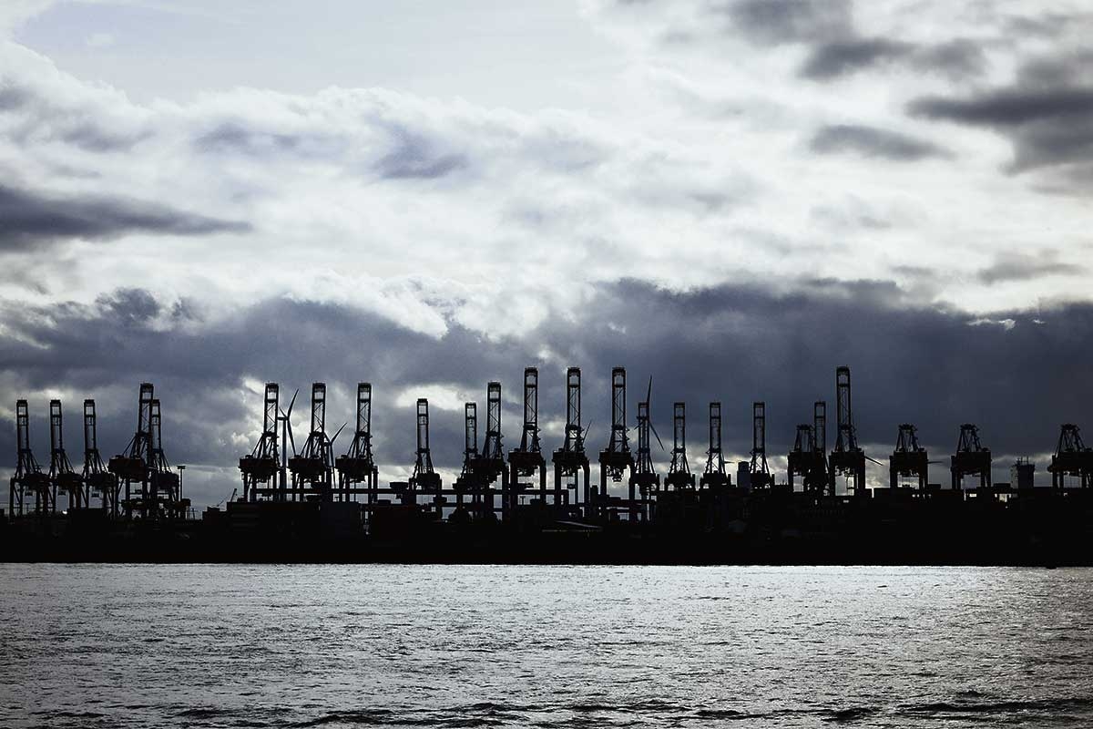 Perle an der Unterelbe. Der größte Seehafen in Deutschland und der drittgrößte in Europa gehört zum größten Teil der Stadt Hamburg