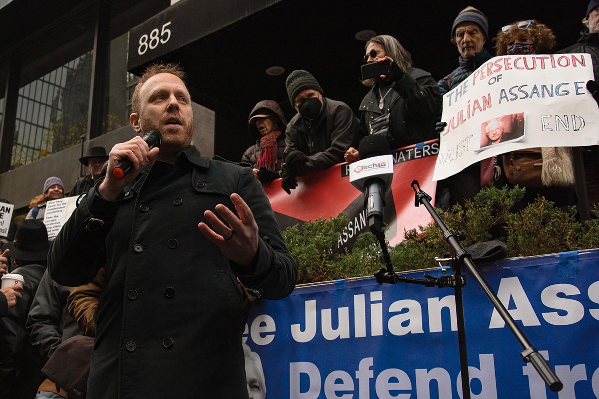 Max Blumenthal, hier bei einer Kundgebung für Julian Assange 2022 in New York