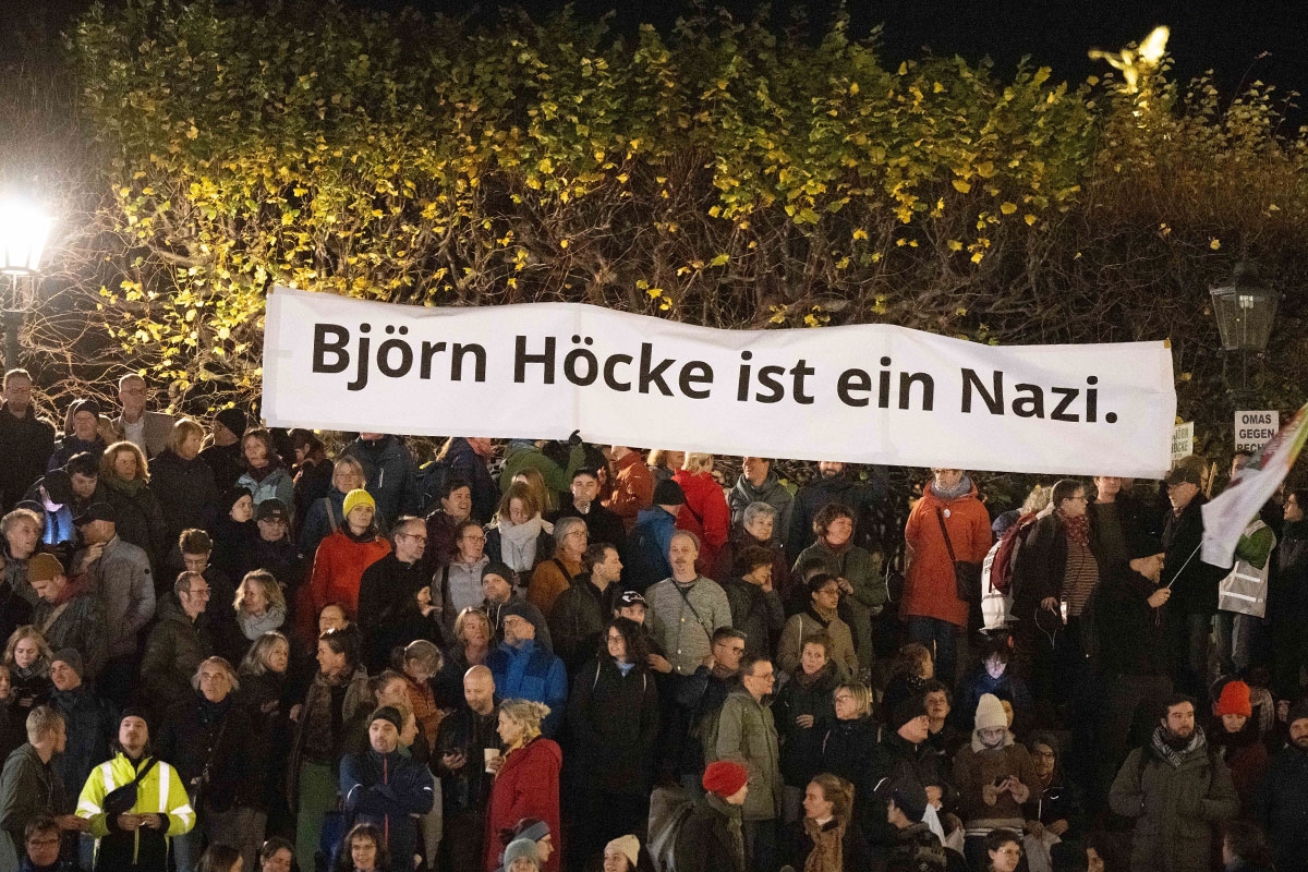 Gegendemonstranten halten am Rande der Pegida-Kundgebung ein Transparent mit der Aufschrift »Björn Höcke ist ein Nazi«. Dresden, 6. November