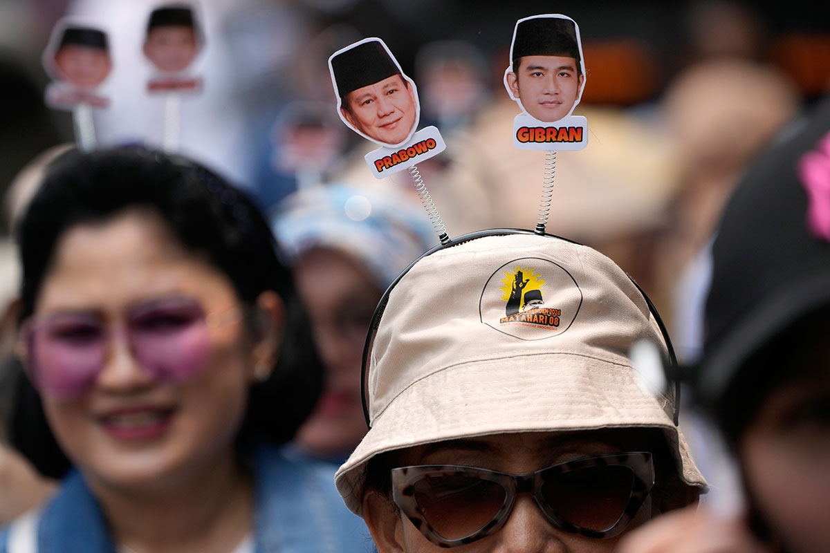 Familiendynastie am Hut. Kandidat Prabowo Subianto (l.) und sein »Running Mate« Gibran Rakabuming Raka, der Sohn des amtierenden Präsidenten Joko Widodo