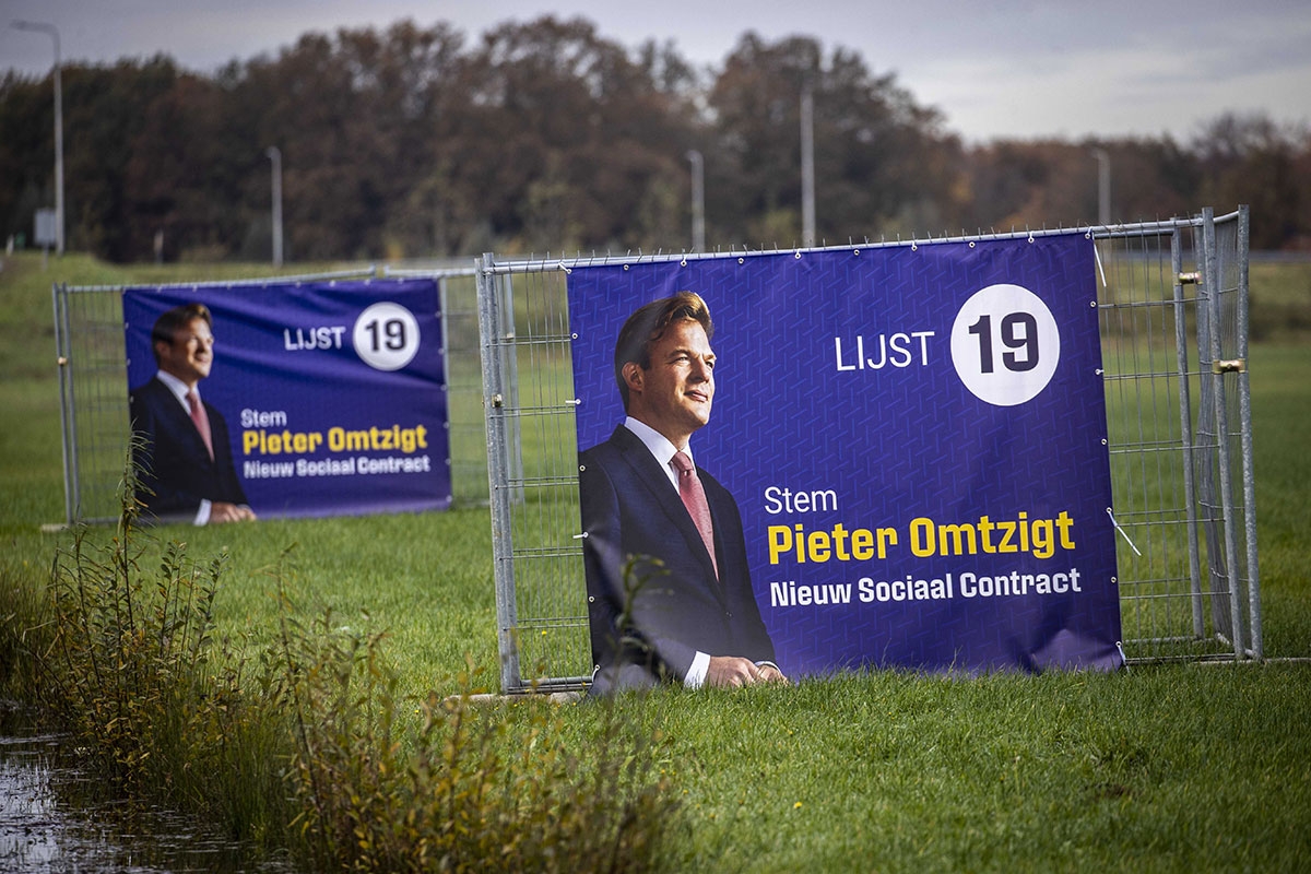  Wahlschilder mit dem Bild des Parteivorsitzenden Pieter Omtzigt von der politischen Partei New Social Contract (NSC) auf einer Wiese an der Provinzstraße N35. Mit diesen Schildern wirbt die Partei für die Wahlen zum Repräsentantenhaus.