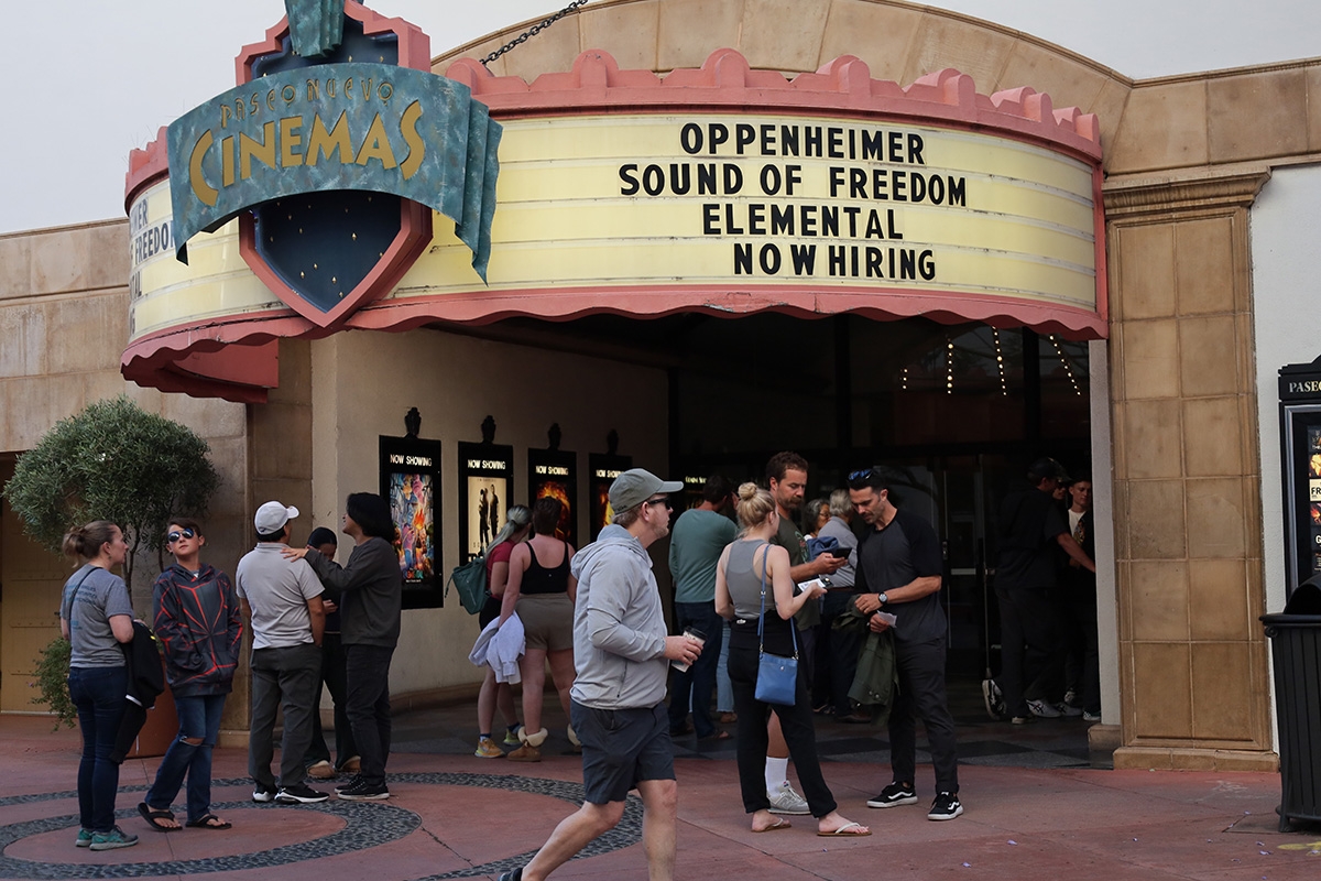 Noch nicht der ganz große Sturm. Eine mittlere Schlange vor einem Kino in Santa Barbara, das auch »Sound of Freedom« zeigt, 24. Juli 2023