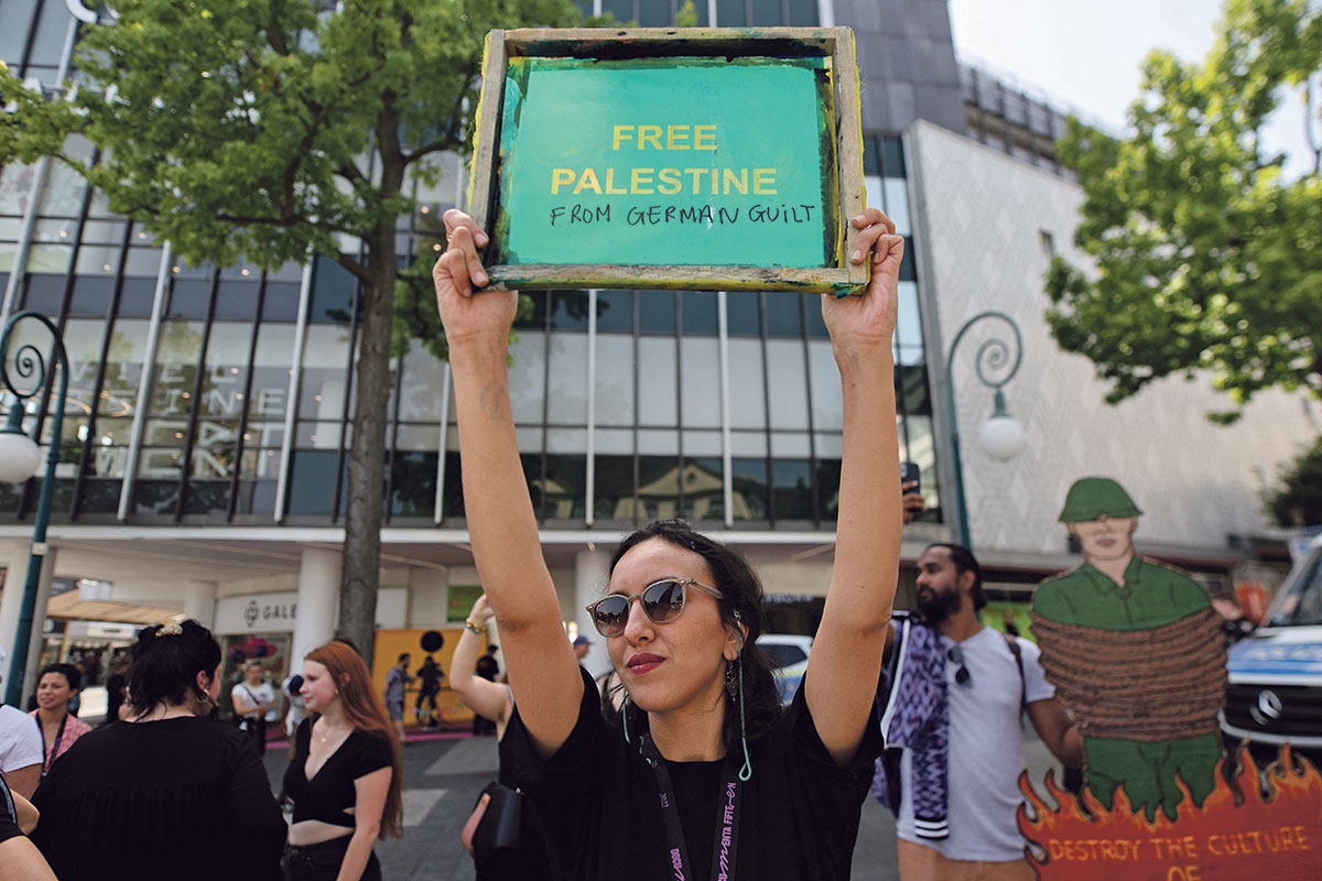  »Free Palestine from german Guilt« war auch schon auf der vergangenen Documenta eine beliebte Parole, hier hochgehalten am 18. Juni 2022 in Kassel
