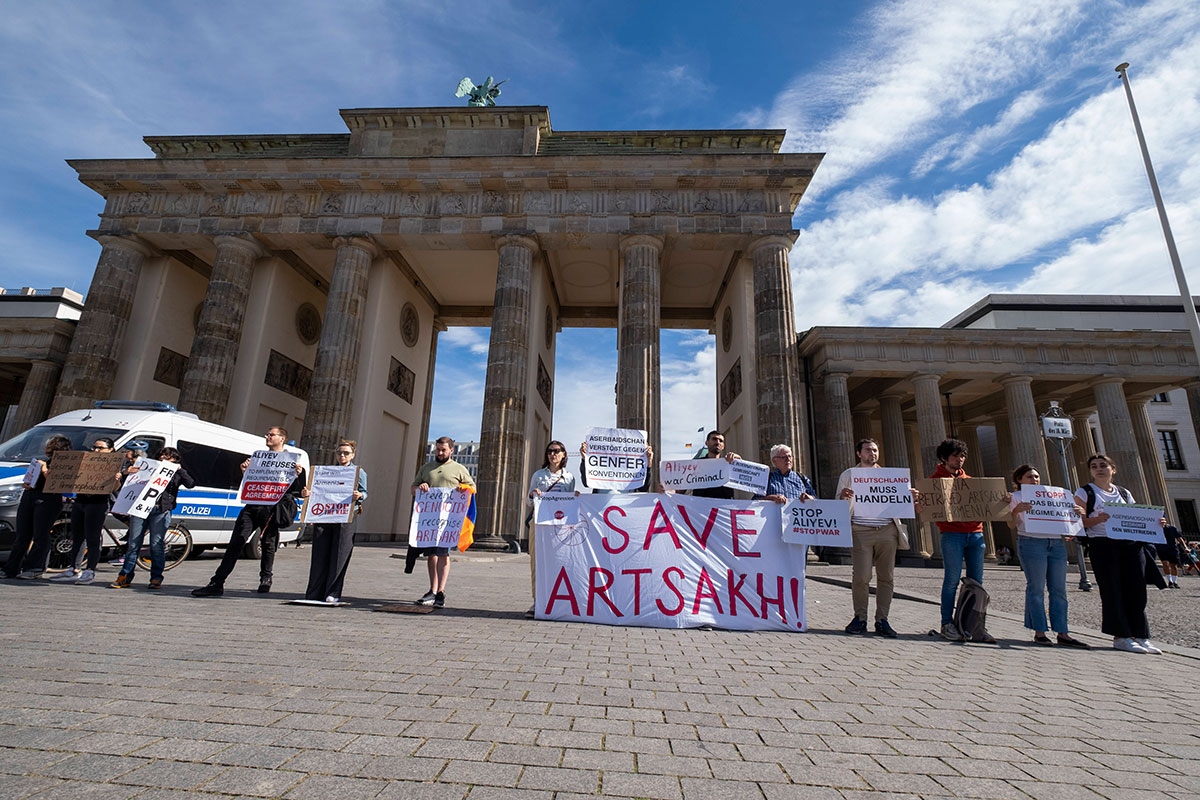 Kommt nun die Befriedung? Protest gegen den Angriff von Aserbaidschan auf Bergkarabach, 20. September vor dem Brandenburger Tor in Berlin