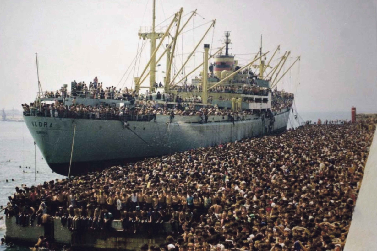 Albanische Immigranten fliehen nach Italien, hier im Hafen von Bari am 8. August 1991