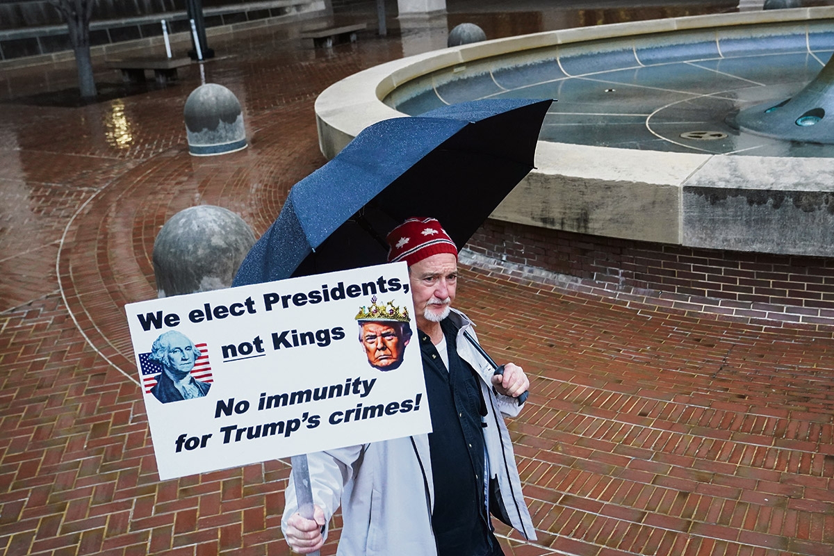 Niemand steht über dem Gesetz. Demonstrant vor dem Bezirksgericht in Washington, D.C., 9. Januar