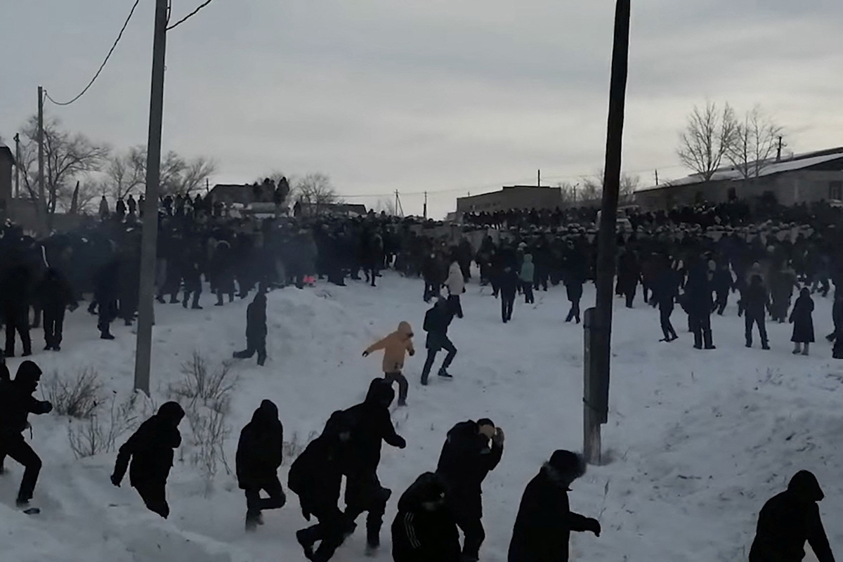 Schneeballschlacht gegen Blendgranaten. In Baimak protestieren Baschkiren gegen ein Gerichtsurteil, 17. Januar
