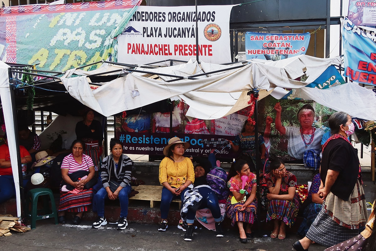 Neue Hoffnung mit Alévaro. Indigene Demonstrant:innen vor dem Ministerio Publico in Guatemala-Stadt, 14. Januar