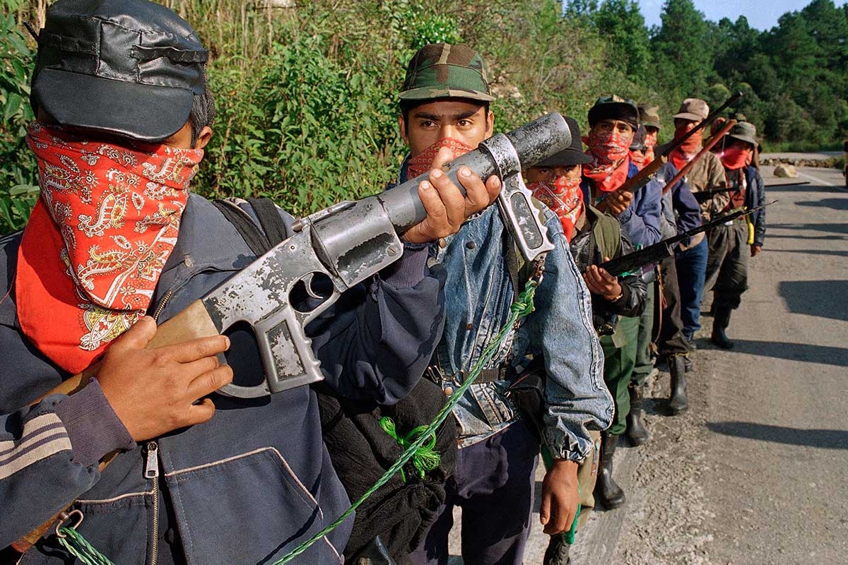 EZLN-Guerrilleros an einer Straße im Urwald von Chiapas