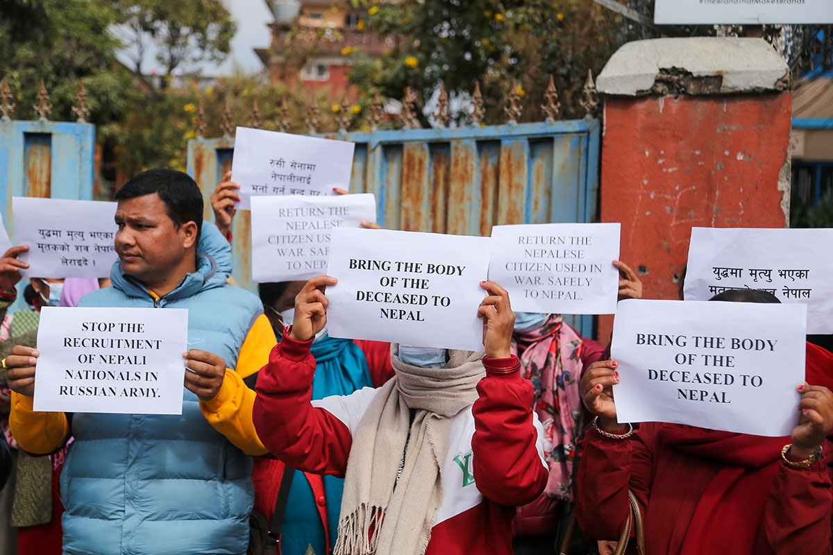 Protest in Nepal. Angehörige und Kriegsrückkehrer demonstrieren vor der russischen Botschaft. Kathmandu, 6. Februar 