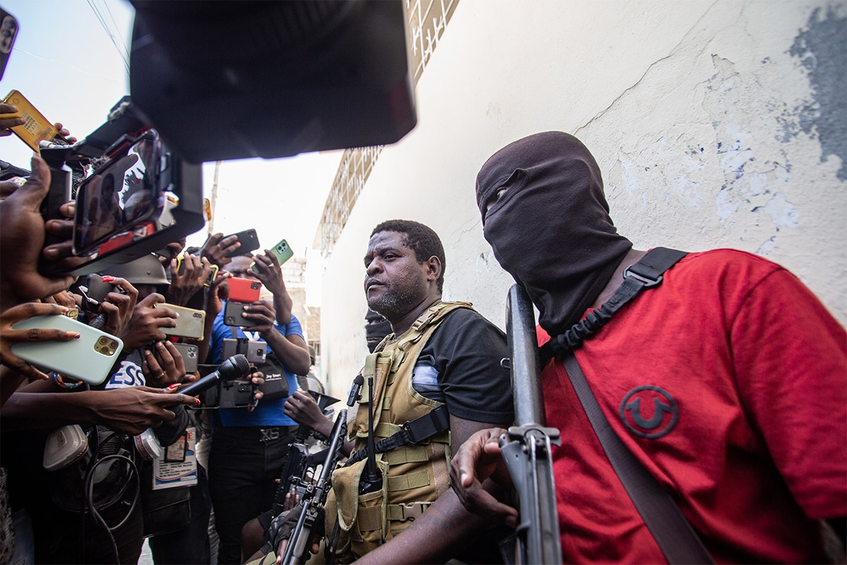 Warnung vorm Bürgerkrieg. Der Bandenführer Jimmy Chérizier (Mitte) gibt ein Interview in Port-au-Prince, 9. März