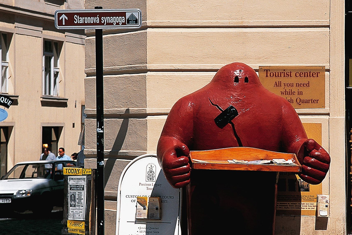 Bietet Schutz – und Flyer. Eine Golem-Figur vor dem Touristenbüro im Jüdischen Viertel Prags