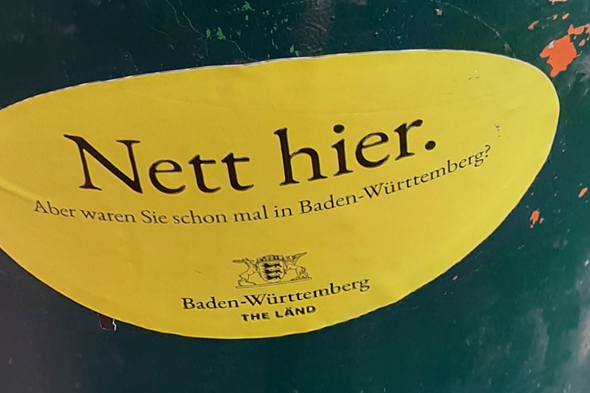 Ein »Nett hier. Aber waren Sie schon mal in Baden-Württemberg?«-Aufkleber, gesichtet an einem Mülleimer in Siófok, Ungarn