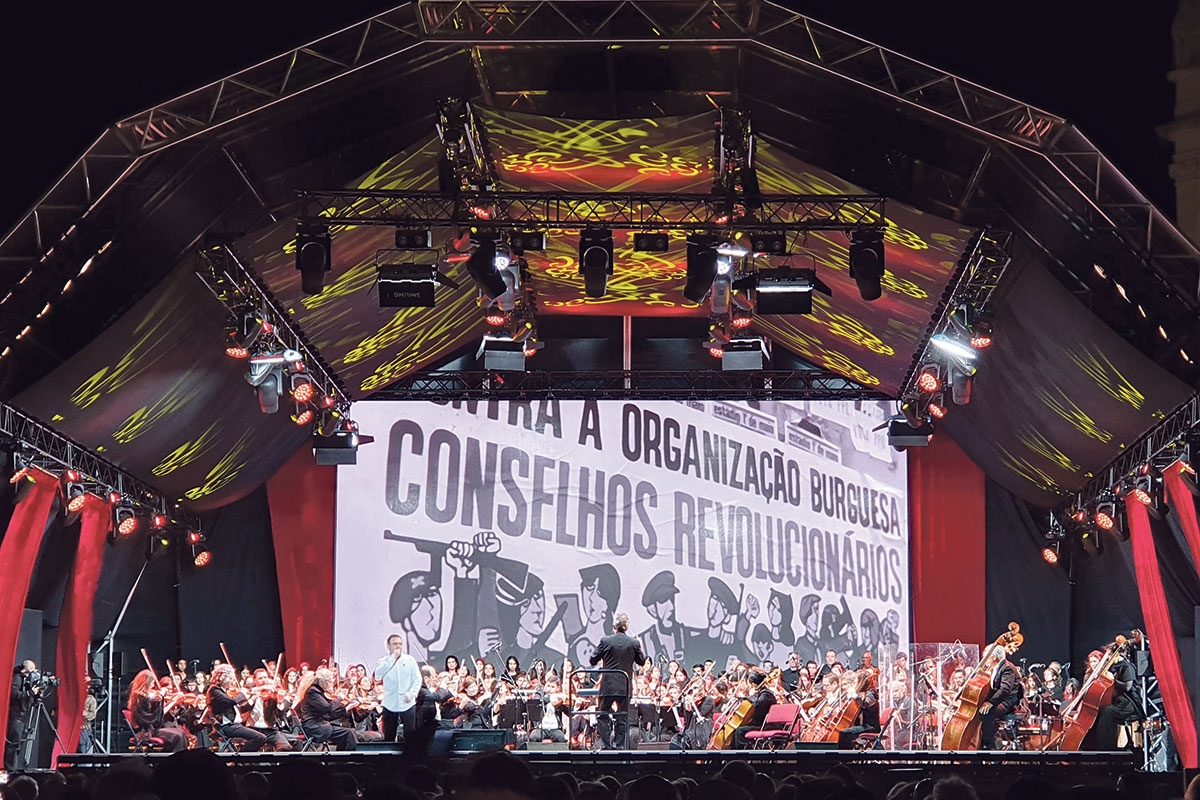 Mit Liedern an die Revolution erinnern. In Lissabon spielte das örtliche Sinfonieorchester, begleitet von zwei lokalen Chören