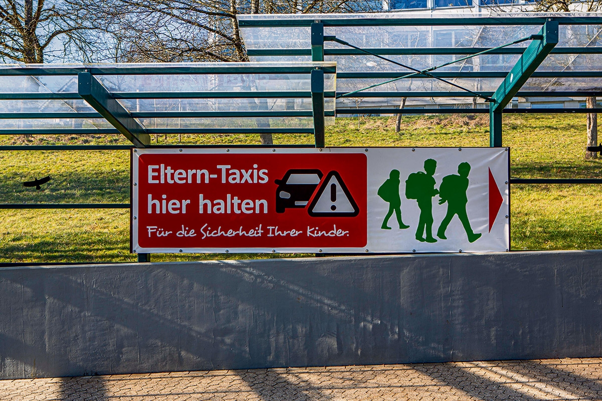 Vollzeitjob Erziehungsallrounder. In Dahlem (Nordrhein-Westfalen) gibt es einen »Taxistand« für Eltern, die ihre Kinder mit dem Auto zur Schule fahren