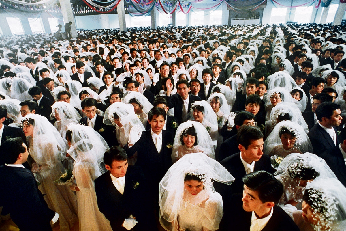 Paarbildung im Schnelldurchlauf. Bei einer Massenhochzeit in Yogin am 30. Oktober 1988 wurden ungefähr 6.000 Paare gleichzeitig getraut