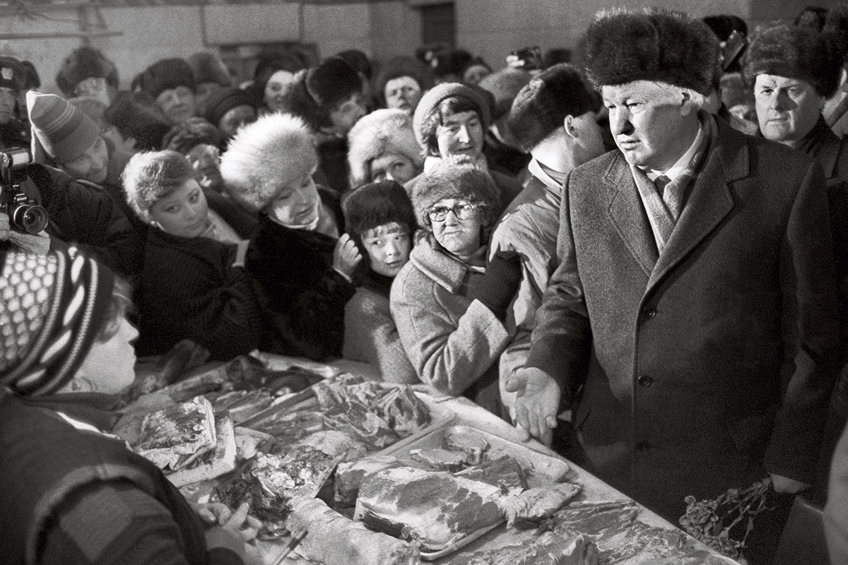 Ganz privat. Präsident Boris Jelzin beim Besuch eines nichtstaatlichen Lebensmittelmarkts in Sankt Petersburg am 25. Januar 1992