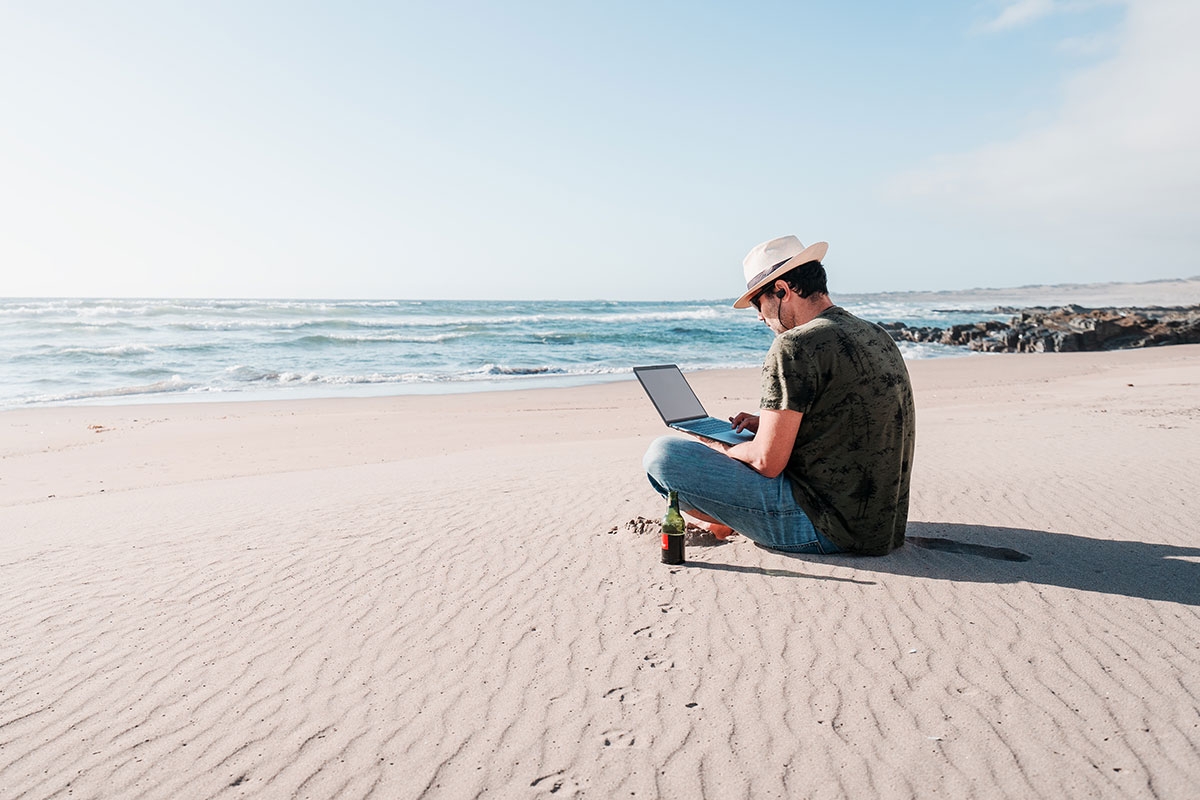 Arbeiten mit Laptop am Strand? So lange das Wlan reicht...