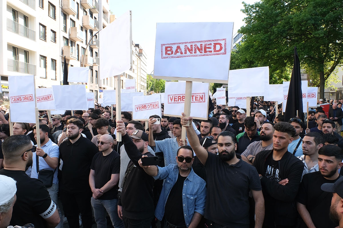 Grimmig gucken und Schilder hochhalten. Islamistische Männer unter sich, Hamburg am 11. Mai
