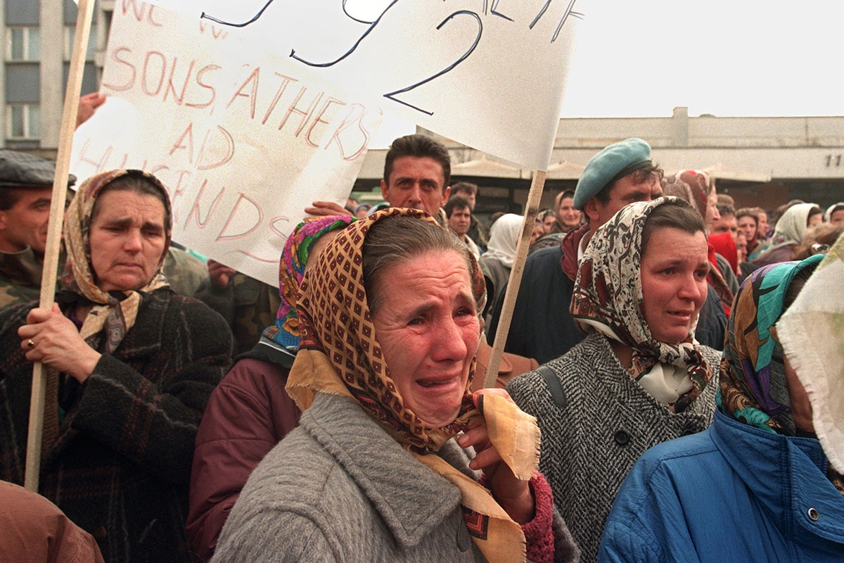 Tausende Frauen aus Srebrenica fordern auf einer Demonstration in Tuzla am 8. März 1996 Informationen über den Verbleib ihrer Männer. Viele der Männer waren von bosnisch-serbischen Truppen ermordet worden