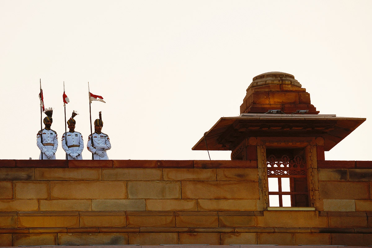 Speer und Schild Modis. Traditionell ausgestattete Leibwächter des Premierministers bei der Amtseinführung am 9. Juni in Neu-Delhi