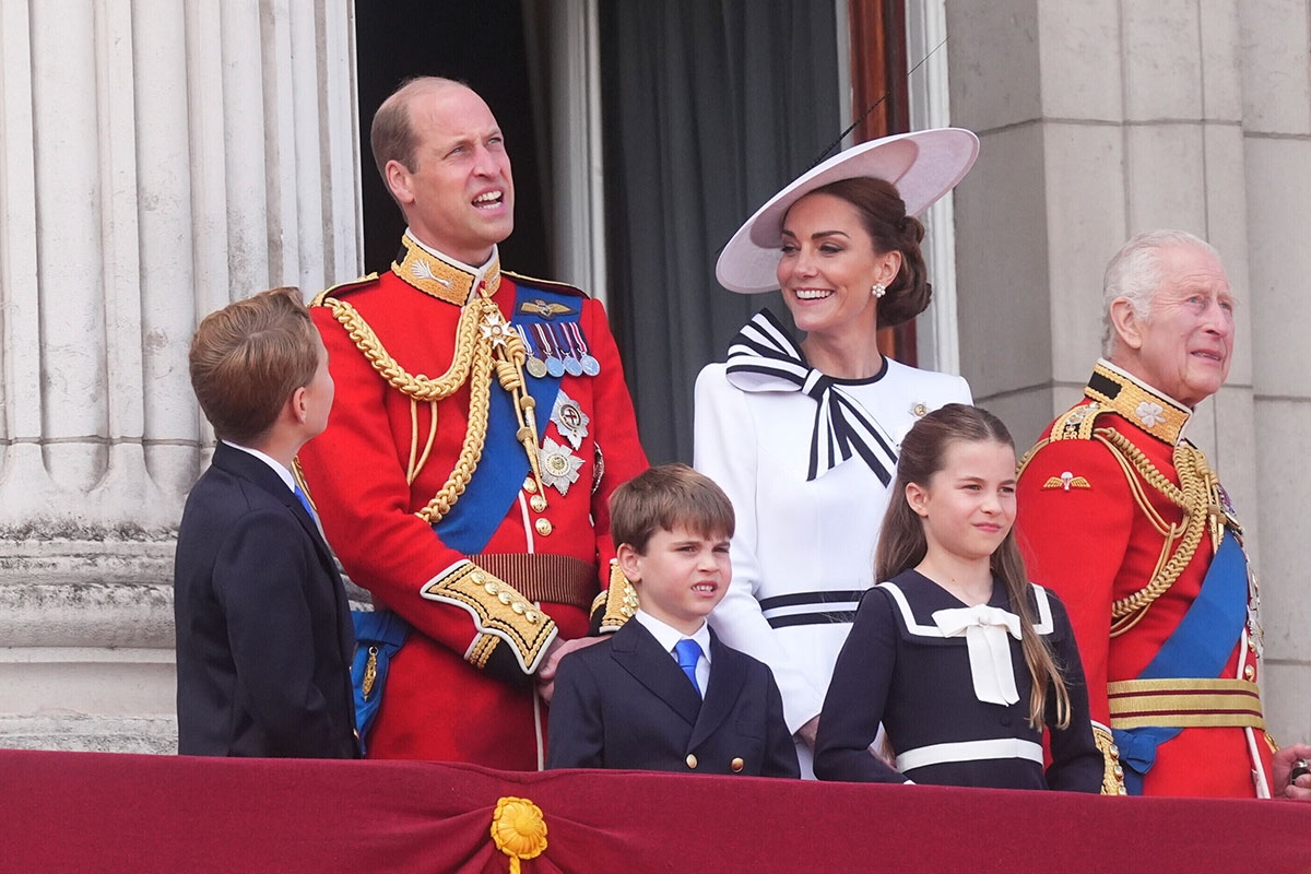Gruppenbild mit Hut. Kronprinz William, Prinzessin Kate und König Charles (v.l.) sowie royale Blagen