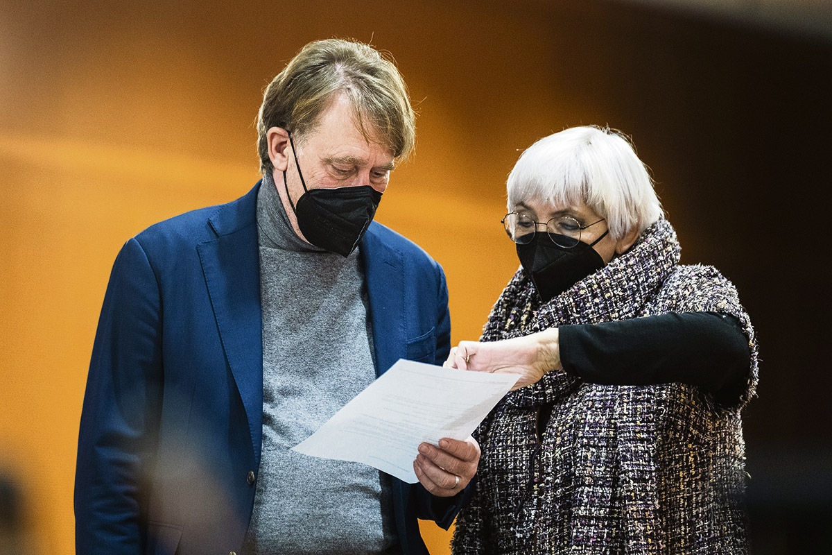 Beratungen während der Pandemie: Andreas Görgen und Claudia Roth, 16. Februar 2022