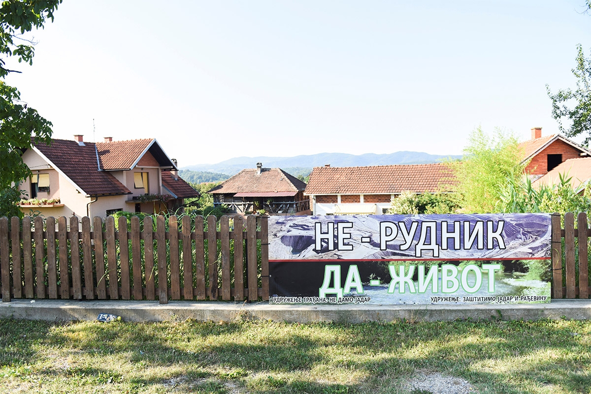 »Nein zur Mine, ja zum Leben«. Banner am Straßenrand des westserbischen Dorfs Gornje Nedeljice
