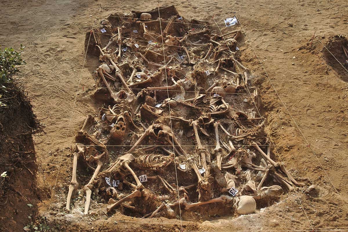 Massengrab bei Estépar in der Provinz Burgos, ausgegraben im Juli/August 2014. Die 26 Opfer des Jahres 1936 wurden als Republikaner identifiziert