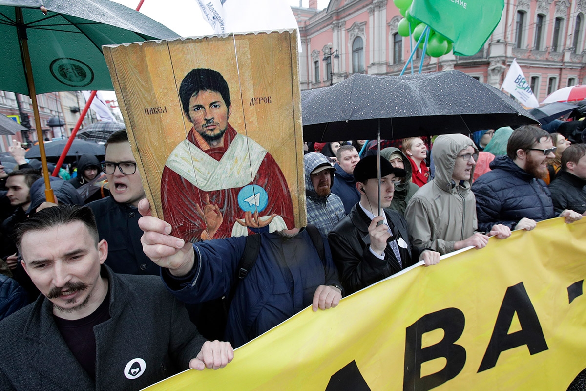 Der heilige Pawel. Ein im Stil einer Ikone gehaltenes Bild des Telegram-Gründers Pawel Durow bei einer Demonstration gegen die Sperrung des Instant-Messaging-Dienstes am 1. Mai 2018 in Sankt Petersburg