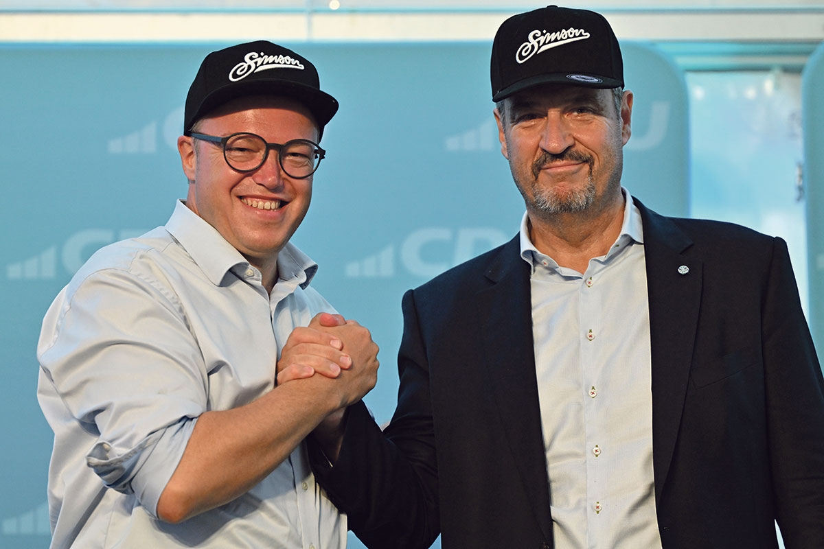 Die Ostidentität bespielen. Markus Söder (CSU) und Mario Voigt (CDU) trugen am Freitag vergangener Woche beim Wahlkampfabschluss der Thüringer CDU in Suhl Kappen der alten DDR-Motorradmarke Simson